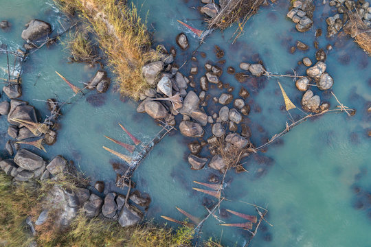 Cestos, armadilhas artesanais para pesca no rio Cubango em Angol