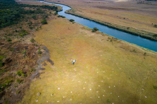 Helic&oacute;ptero aterrado na margem do rio Cubango na prov&iacute;ncia da Hu&iacute;la em Angola