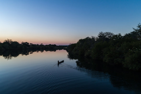 Pescador em canoa (mocoro) no rio Cubango em Angola