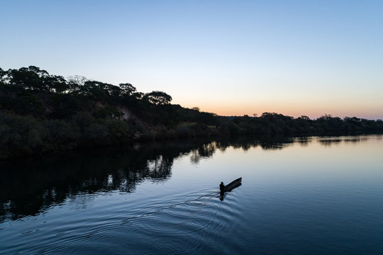 Pescador em canoa (mocoro) no rio Cubango em Angola