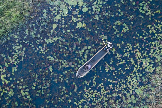 Crian&ccedil;as pescadores artesanais em canoas (mocoros/macoros) no rio Cubango, prov&iacute;ncia do Cuando Cubango, Angola