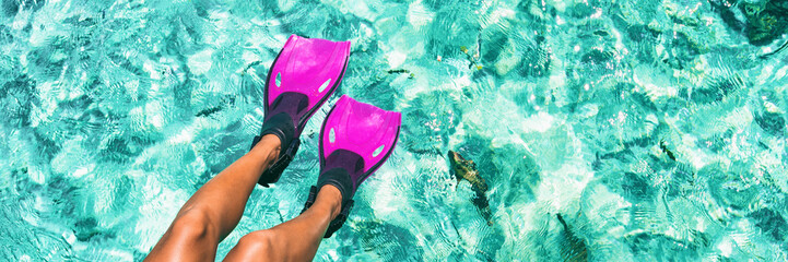 Strand vakantie reizen snorkel vrouw benen zwemmen in turquoise blauwe oceaan tropische vakantie textuur achtergrond. Zomerontsnapping concept op water kopie ruimte banner panorama.