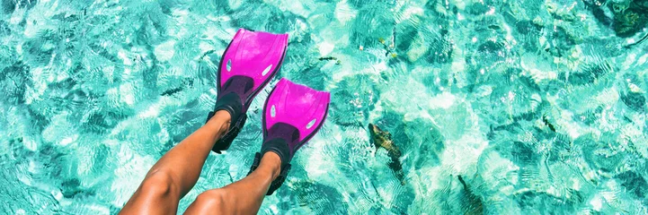 Papier Peint photo Plonger Vacances à la plage voyage tuba femme jambes nageant dans un fond de texture de vacances tropicales océan bleu turquoise. Concept d& 39 escapade estivale sur le panorama de la bannière de l& 39 espace de copie de l& 39 eau.
