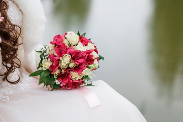 wedding bouquet with wite roses and pink flowers 