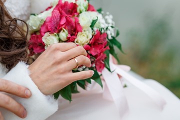 wedding bouquet with wite roses and pink flowers 