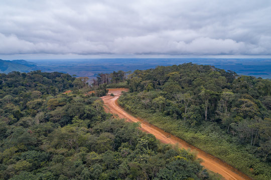 Caminho numa floresta tropical de escarpa na prov&iacute;ncia do Z&aacute;ire, Angola