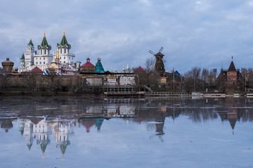 Obraz premium Winter view of Izmailovo Kremlin with reflection on ice, Moscow city landscape