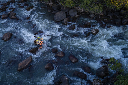 Fot&oacute;grafo no meio de r&aacute;pidos do rio Cubango visto do ar com drone na prov&iacute;ncia do Huambo em Angola 