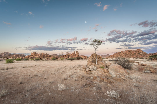 Ao cair da noite no Parque Nacional do Iona no Deserto do Namibe, aonde o tempo parece que para. Este lugar tem alma! Nas proximidades do Omauha Lodge. Prov&iacute;ncia do Namibe, Angola