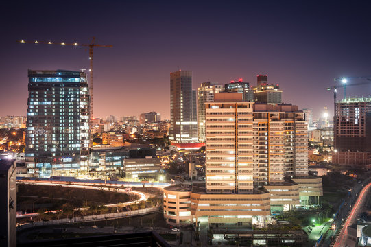 A baixa da cidade de Luanda ao cair da noite. Eixo Vi&aacute;rio de Luanda. Angola