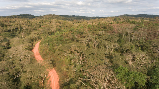 A floresta h&uacute;mida tropical dos Dembos em Angola vista do ar com Drone