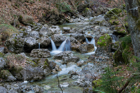 Fluss Lainbach in Kochel am See in Bayern