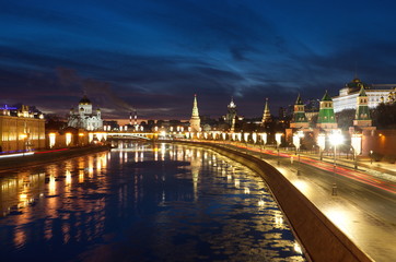 Fototapeta na wymiar Moscow Kremlin on a winter evening. The view from the Moskvoretsky bridge on the Moscow River and the Kremlin embankment, Russia