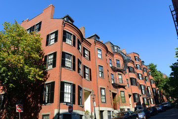Obraz premium Historic Buildings on Pinckney Street at West Cedar Street on Beacon Hill, Boston, Massachusetts, USA.