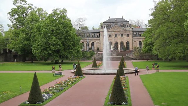 Der gro&szlig;e Park in der Barockstadt Fulda, mit Springbrunnen