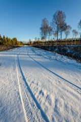Obraz premium car tire tracks on winter road