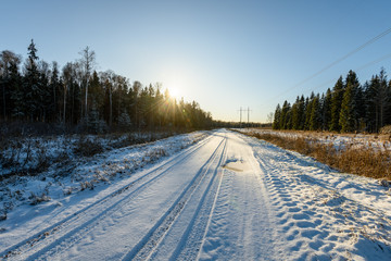 Obraz premium car tire tracks on winter road