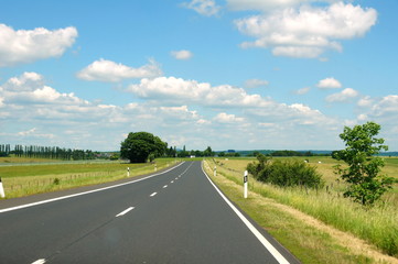 gerade Strasse  bei Hontheim in der Eifel
