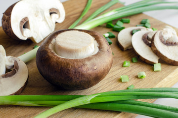 Obraz na płótnie Canvas champignon mushrooms witth green onion