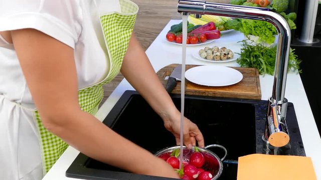 Wash the radish under the tap