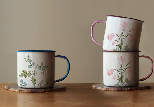Modelle f&uuml;r Emaille-Becher auf einem Tisch