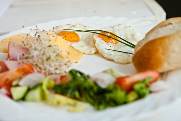 śniadanie na białym takerzu