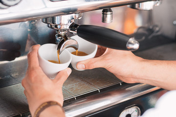 Máquina de café haciendo expresos