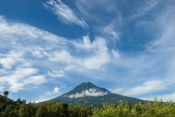 Fototapeta premium Wspaniały widok na wulkan w Gwatemali zwany Agua. 3760 m. Ameryka środkowa. Rezerwat przyrody atrakcyjna turystyka krajobrazowa.