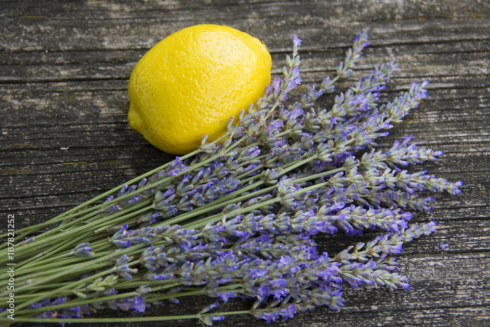 Poster lavendel mit zitrone aus holztisch