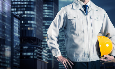 作業服の男性 建物の背景