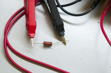 Probes multimeter when testing the nominal resistance