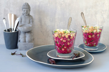 Rote Bete Couscous Salat mit Kichererbsen, Linsen und Lauchzwiebeln