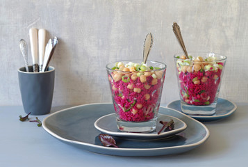 Rote Bete Couscous Salat mit Kichererbsen, Linsen und Lauchzwiebeln