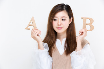 AとBを比較する女性