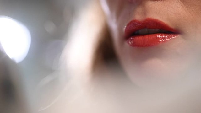 eine rothaarige Frau bewegt ihren kopf in Zeitlupe und hat eine erotische Ausstrahlung 