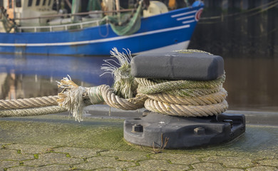 Hafenpoller mit Schiffstau. harbor bollard, 18002.jpg