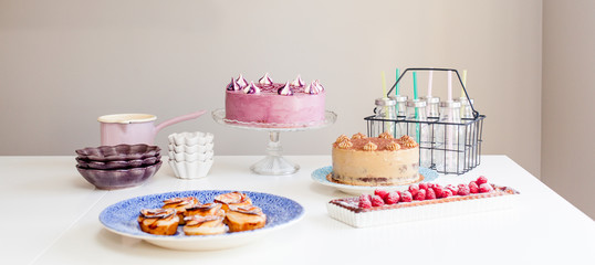 lyxigt framdukat med bakverk på ett bord