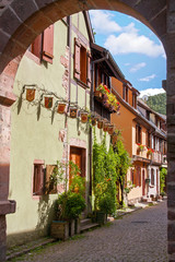 Fototapeta premium Dans les rues de Kaysersberg, Alsace, Haut Rhin. Grand Est