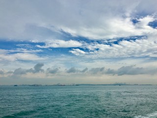 Fototapeta na wymiar Singapur skyline von einem Kreuzschiff