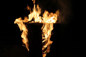 Feuer und Flammen in der Nacht - Lagerfeuer