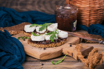 Bruschetta with fig jam, goat cheese and rucola