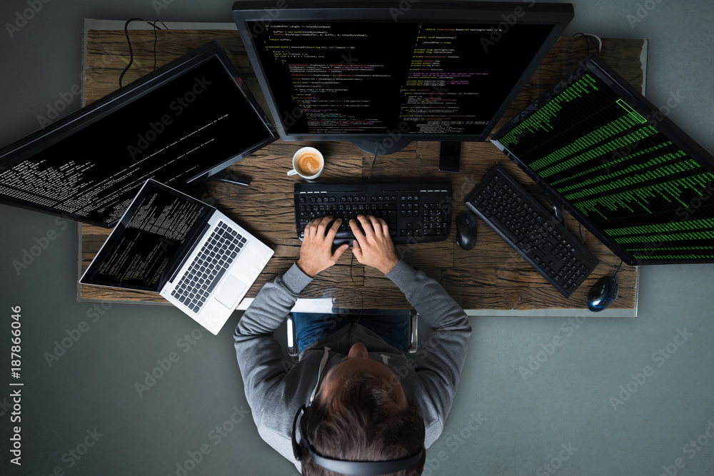 Aufkleber Hacker Hacking Multiple Computers On Desk