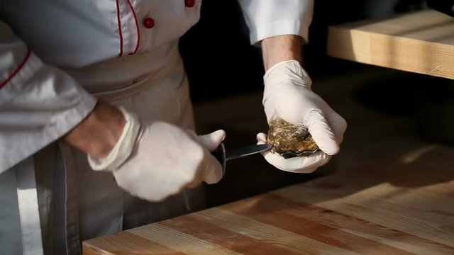 Process of opening the fresh oyster