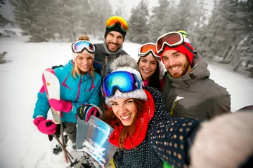 Foto auf Acrylglas Wintersport Winter-, Extremsport- und People-Konzept - Freunde, die Spaß an den Winterferien haben