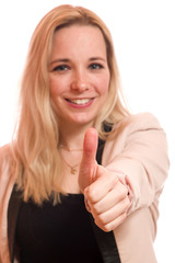 Attraktive junge Frau zeigt Daumen hoch 