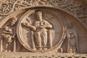 Tympanon ob Portal der Kirche 