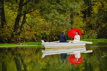 Obraz na płótnie Canvas Couple newlyweds in the white boat