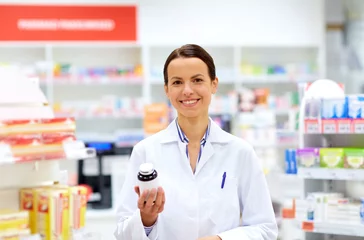 Photo sur Aluminium Pharmacie femme heureuse apothicaire avec médicament à la pharmacie