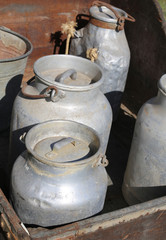 milk cans with a lid for transporting fresh milk