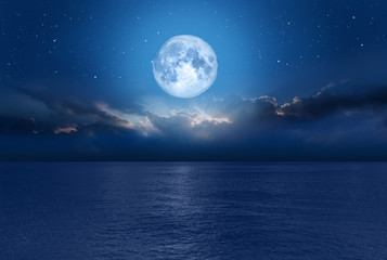 Ciel nocturne avec la lune dans les nuages &quot Éléments de cette image fournis par la NASA